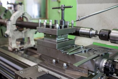 Profesyonel işçiler metal parçaları, büyük endüstriyel fabrika imajındaki metal makineleri için değirmen işlemini yapıyor.