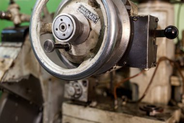 Profesyonel işçiler metal parçaları, büyük endüstriyel fabrika imajındaki metal makineleri için değirmen işlemini yapıyor.