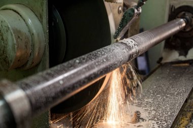 Profesyonel işçiler metal parçaları, büyük endüstriyel fabrika imajındaki metal makineleri için değirmen işlemini yapıyor.