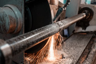 Profesyonel işçiler metal parçaları, büyük endüstriyel fabrika imajındaki metal makineleri için değirmen işlemini yapıyor.