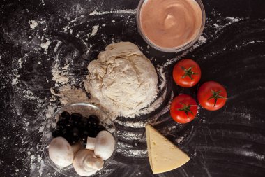 Yemek konsepti. Taze, orijinal İtalyan çiğ pizzası, geleneksel tarzda hazırlanma. Evde pizza yapmak. Gerçek bir evde pizza pişirmek.