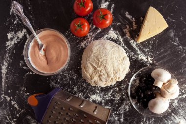 Yemek konsepti. Taze, orijinal İtalyan çiğ pizzası, geleneksel tarzda hazırlanma. Evde pizza yapmak. Gerçek bir evde pizza pişirmek.