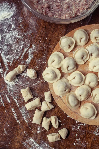 Yapımı Mantı Masada Etli Ravioli Pişirmek Kadın Eli Köfte Yapar — Stok fotoğraf