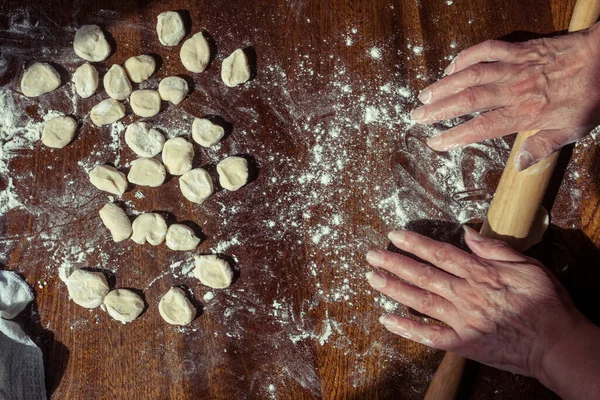 Cozinhar Bolinhos Caseiros Ravioli Com Carne Mesa Mãos Das Mulheres — Fotografia de Stock