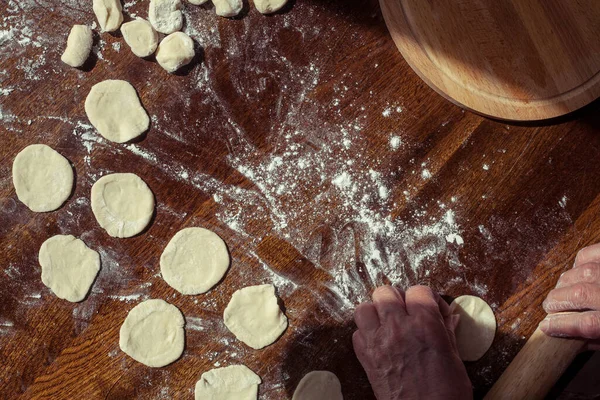 Zelfgemaakte Knoedels Ravioli Koken Met Vlees Tafel Vrouwenhanden Maken Knoedels — Stockfoto