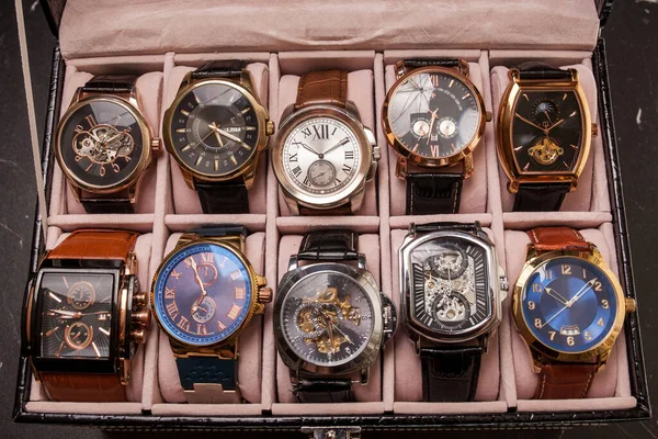 Зберігання Чорної Шкіряної Коробки Колекцією Чоловічих Наручних Годинників — стокове фото