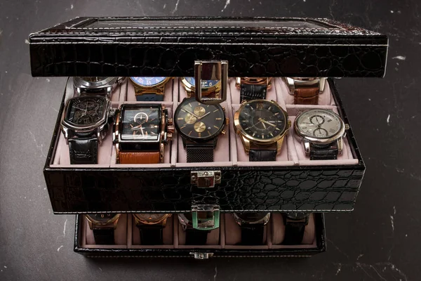 Przechowywanie Czarne Skórzane Pudełko Kolekcją Zegarków Męskich — Zdjęcie stockowe