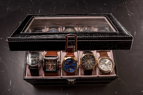 男性の腕時計のコレクションとストレージブラックレザーボックス ストック写真