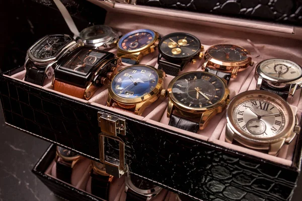 男性の腕時計のコレクションとストレージブラックレザーボックス ロイヤリティフリーのストック画像