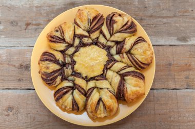 Çikolata ve kakao krema ile ev yapımı hamur işleri