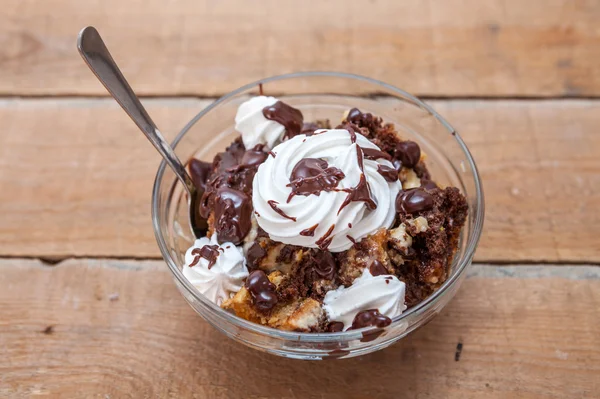 Huisgemaakt Dessert met Whipred ijs en chocolade — Stockfoto