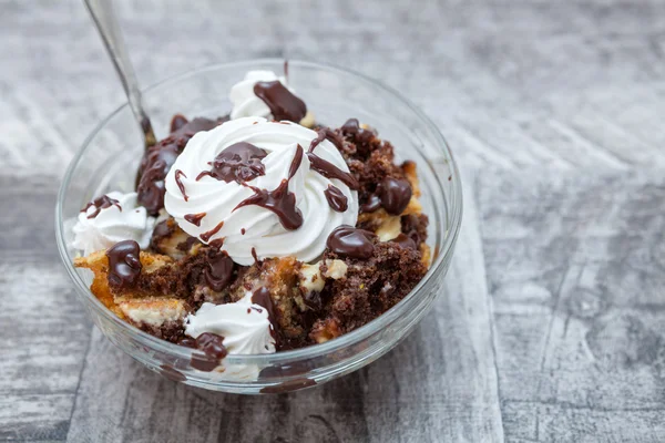 Huisgemaakt Dessert met Whipred ijs en chocolade — Stockfoto