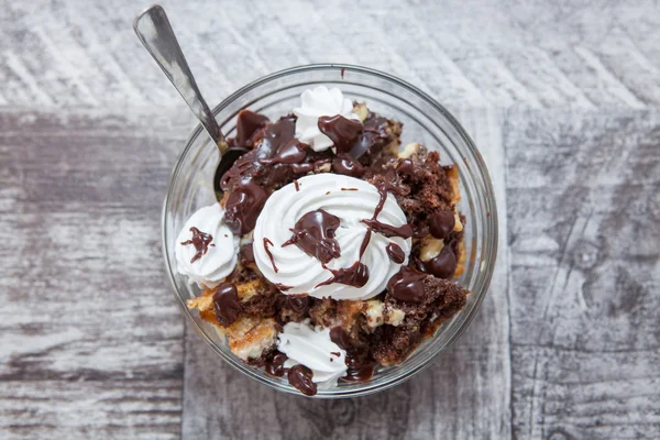 Huisgemaakt Dessert met Whipred ijs en chocolade — Stockfoto