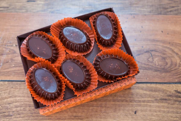 Zelfgemaakte pralines met pure chocolade en kokos — Stockfoto