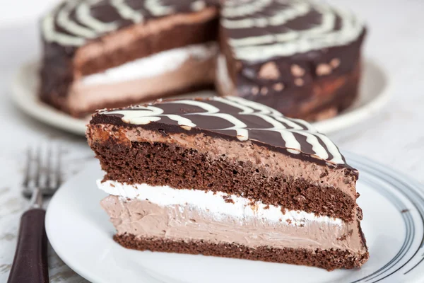 Delicioso pastel de chocolate con salsa de chocolate — Foto de Stock