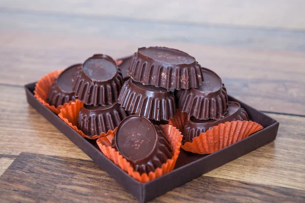 Pralinés caseiros com chocolate escuro e coco — Fotografia de Stock