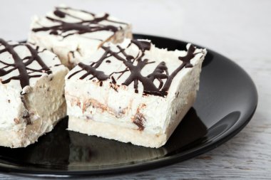 Hindistan cevizli pasta plaka üzerinde