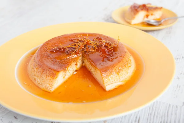 Ev yapımı krema puding karamel ile görev yaptı.