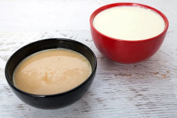 Skondensowane mleko z cukrem w misce — Zdjęcie stockowe