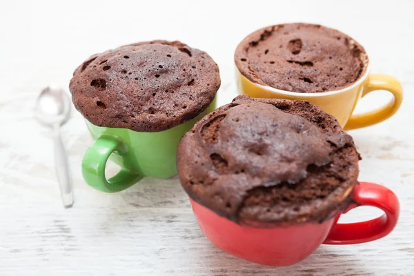 マグカップに温かいチョコレート ケーキ — ストック写真