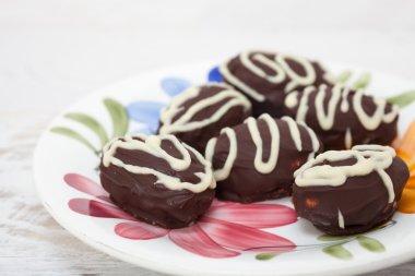 Plaka üzerinde çikolata yumurta dekore edilmiş