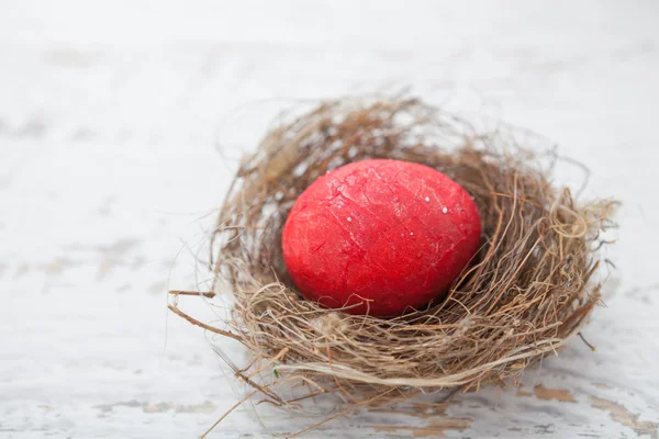 Coloridos huevos caseros de Pascua en el nido — Foto de Stock