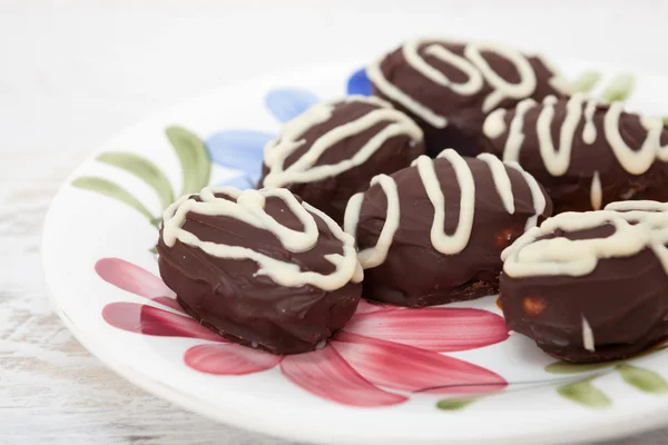 Hausgemachte Schokoladeneier auf Teller — Stockfoto