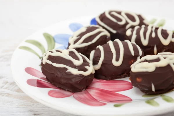 Huevos de chocolate caseros en la placa —  Fotos de Stock