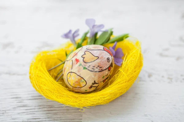Coloridos huevos caseros de Pascua en nes — Foto de Stock