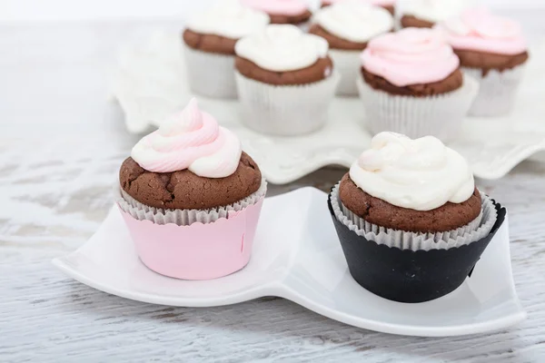 Cupcakes con crema agria glaseado en — Foto de Stock