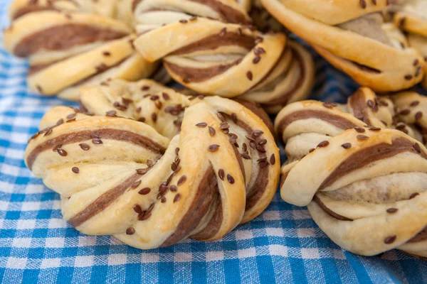 Hecho en casa pan pequeño como merienda con sésamo ver —  Fotos de Stock