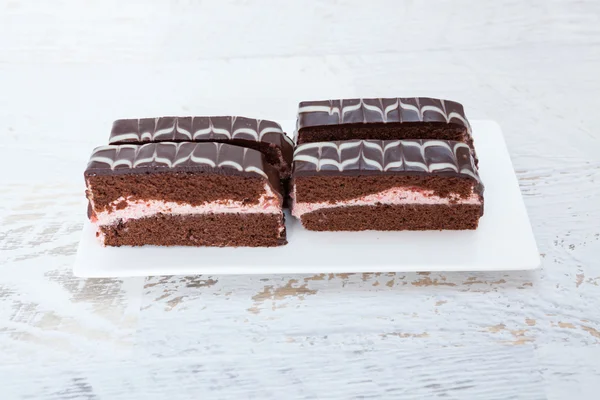 Шоколадний торт з полуничною начинкою — стокове фото