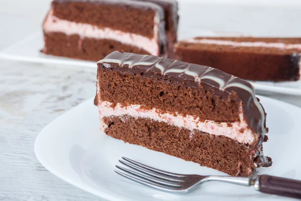 Çilek dolgu ile çikolatalı kek — Stok fotoğraf