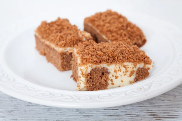 Bolo de chocolate cheio de pudim de baunilha — Fotografia de Stock