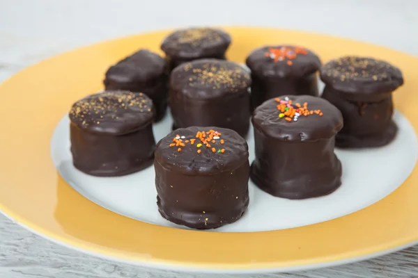 Шоколадные конфеты с начинкой — стоковое фото