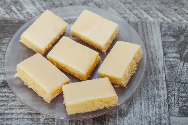 Süße Zitronenkuchenscheiben — Stockfoto