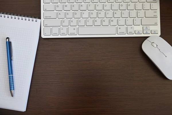 Table de bureau avec ordinateur, fournitures — Photo