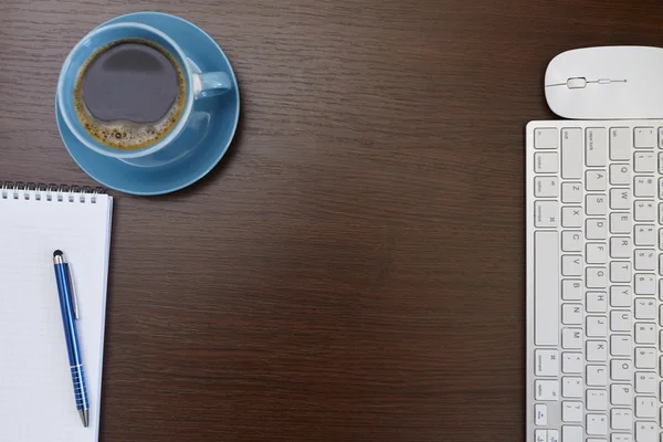 Table de bureau avec ordinateur, fournitures et tasse à café — Photo