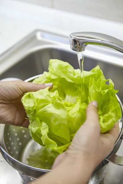 Жінка миє свіжий зелений салат — стокове фото