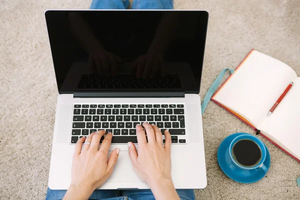 Fiatal nő használ a laptop otthon a nappaliban — Stock Fotó