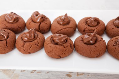 Tatlı çikolatalı kek Frosting ile