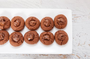 Tatlı çikolatalı kek Frosting ile