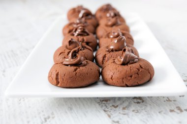 Tatlı çikolatalı kek Frosting ile