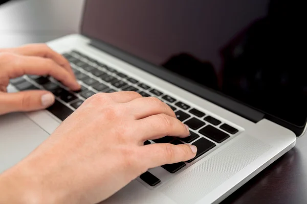 Mujer usando el ordenador portátil - Escribir en el teclado — Foto de Stock