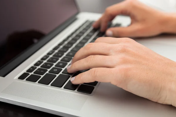 Mujer usando el ordenador portátil - Escribir en el teclado — Foto de Stock