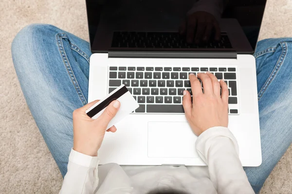 Kobieta za pomocą komputera do karty kredytowej online gospodarstwa zakupy — Zdjęcie stockowe