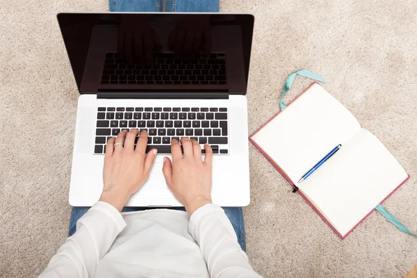 Vrouw met laptop in de woonkamer — Stockfoto