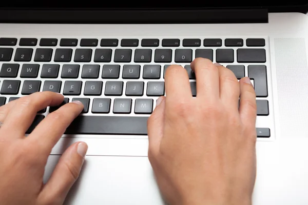 Mujer usando el ordenador portátil - Escribir en el teclado — Foto de Stock