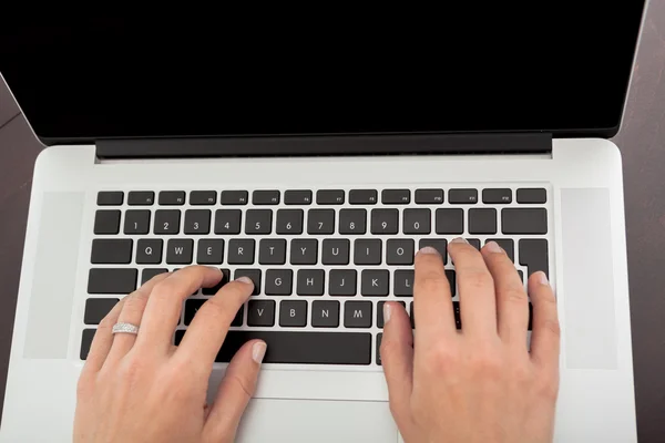 Woman typing on laptop — Stock Photo, Image