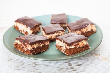 Hindistan cevizi ve çikolata kek